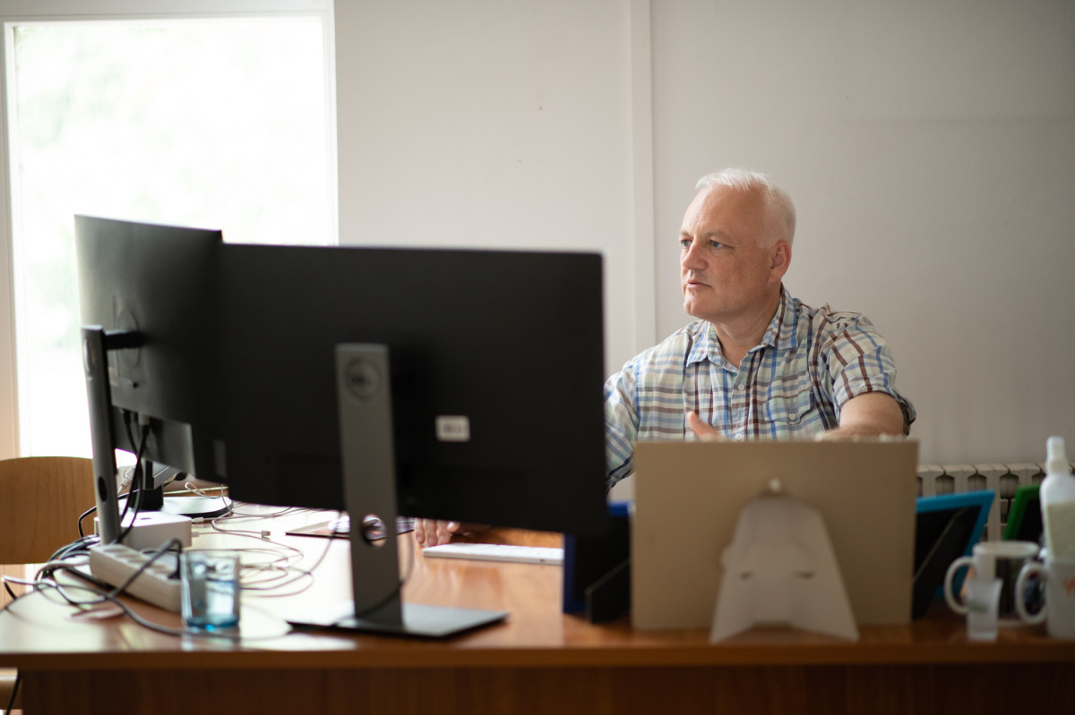 Dr. Bilicki Vilmos, az SZTE docense a szoftverfejlesztő változó szerepéről. Fotó: SZTE/Bartha Karina