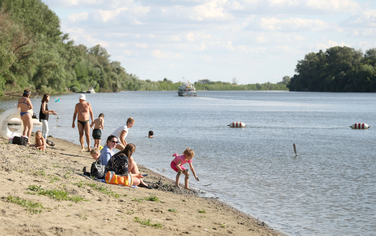 Szeged, strandszezon, strand, Lapos, szabadstrand, fürdés, napozás, nyár, meleg, Tisza, Tisza part, folyó