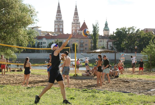 Szeged, strandszezon, strand, Lapos, szabadstrand, fürdés, napozás, nyár, meleg, Tisza, Tisza part, folyó