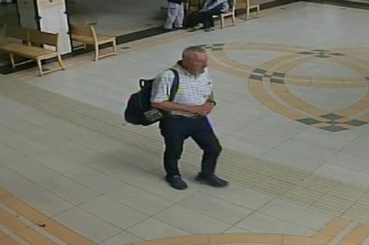Pénztárcát lopott a szegedi vasútállomásról a képen látható férfi