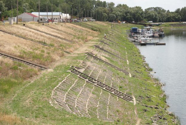 Szeged, uszályok, medencés kikötő, téli kikötő, vasút, Tisza, folyó, hajó forgalom, BYD, beruházás