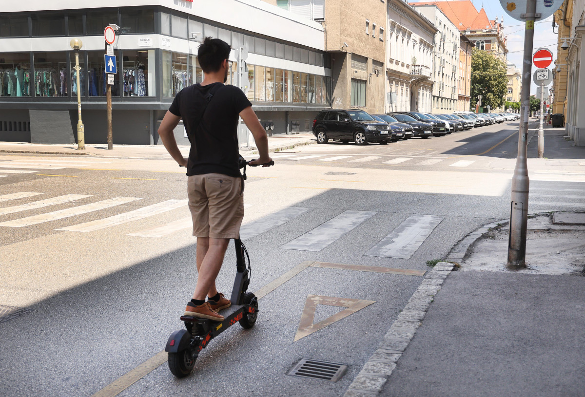 Szeged, rolleres, roller, elektromos roller, közlekedés, Feketesas utca
