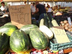 Szeged, nyár, június, gyümölcs, zöldség, Mars téri piac, piac, barack, cseresznye, meggy, dinnye, kukorica, tök, cékla, cukkini, uborka, karfiol
