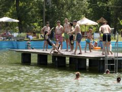 Szeged, hőségriadó, nyár, kánikula, meleg, hőség, napsütés, időjárás, Sziki, Sziksósfürdő, strand, fürdőzés, medence, lángos