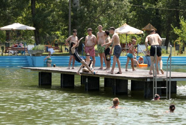 Szeged, hőségriadó, nyár, kánikula, meleg, hőség, napsütés, időjárás, Sziki, Sziksósfürdő, strand, fürdőzés, medence, lángos