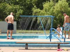Szeged, hőségriadó, nyár, kánikula, meleg, hőség, napsütés, időjárás, Sziki, Sziksósfürdő, strand, fürdőzés, medence, lángos