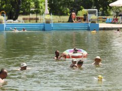 Szeged, hőségriadó, nyár, kánikula, meleg, hőség, napsütés, időjárás, Sziki, Sziksósfürdő, strand, fürdőzés, medence, lángos