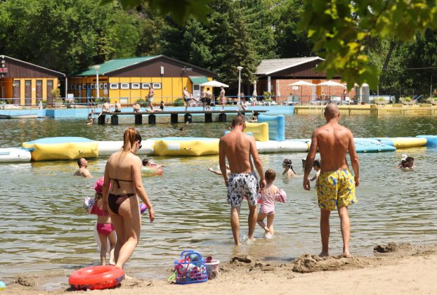 Szeged, hőségriadó, nyár, kánikula, meleg, hőség, napsütés, időjárás, Sziki, Sziksósfürdő, strand, fürdőzés, medence, lángos
