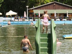 Szeged, hőségriadó, nyár, kánikula, meleg, hőség, napsütés, időjárás, Sziki, Sziksósfürdő, strand, fürdőzés, medence, lángos
