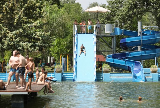 Szeged, hőségriadó, nyár, kánikula, meleg, hőség, napsütés, időjárás, Sziki, Sziksósfürdő, strand, fürdőzés, medence, lángos