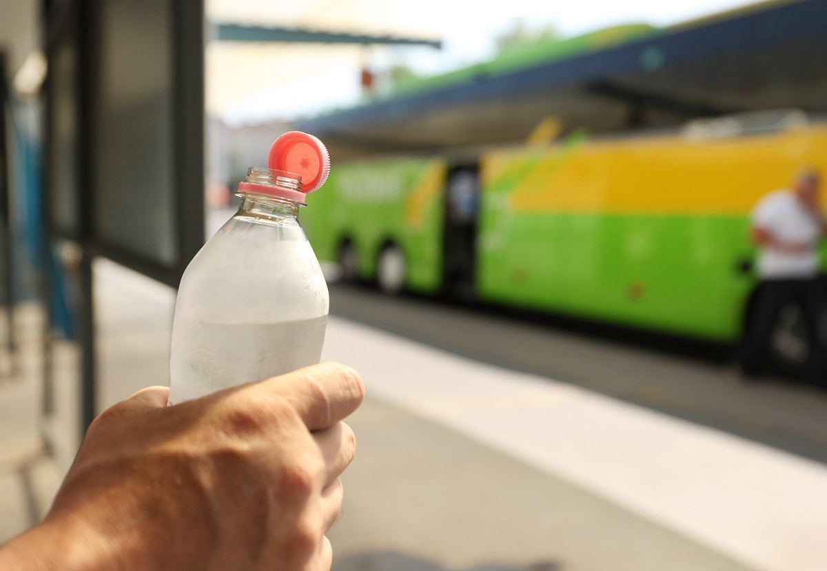 Szeged, nyár, kánikula, meleg, hőség, hőségriadó, Mars téri buszpályaudvar, buszpályaudvar, ivóvíz, víz, ivóvíz osztás