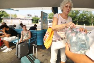 Szeged, nyár, kánikula, meleg, hőség, hőségriadó, Mars téri buszpályaudvar, buszpályaudvar, ivóvíz, víz, ivóvíz osztás
