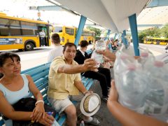 Szeged, nyár, kánikula, meleg, hőség, hőségriadó, Mars téri buszpályaudvar, buszpályaudvar, ivóvíz, víz, ivóvíz osztás