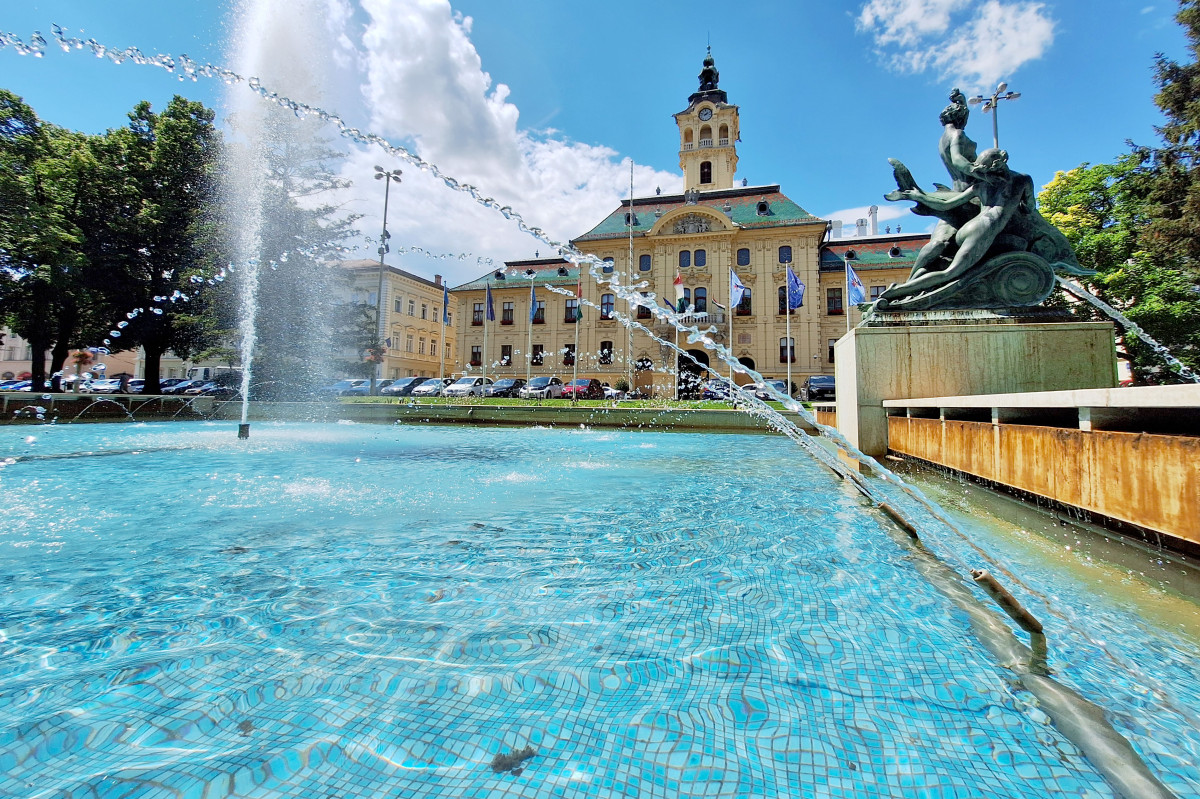 Szeged, hőség, hőségriadó, nyár, meleg, kánikula, víz, városháza, szökőkút