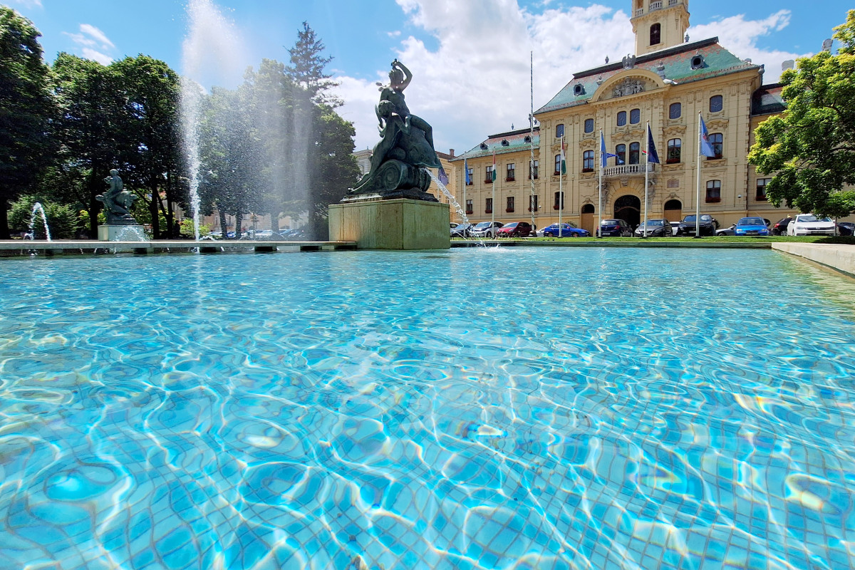 Szeged, hőség, hőségriadó, nyár, meleg, kánikula, víz, városháza, szökőkút