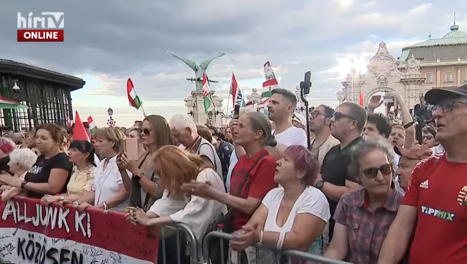 Tüntetés a "tiszás önkényuralom kiépítése" és Sulyok Tamás köztársasági elnök elmozdítása ellen