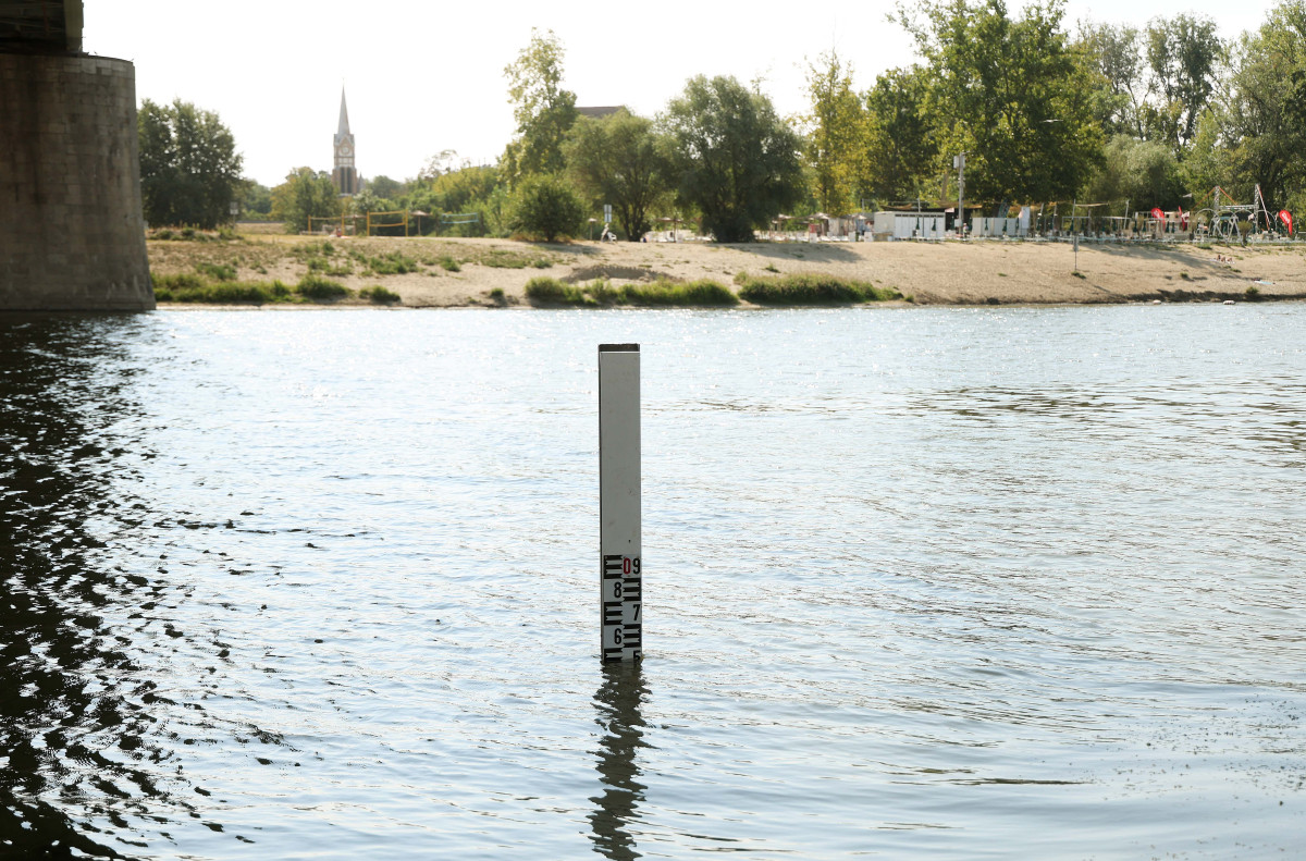 Szeged, alacsony vízállás, Tisza, aszály, nyár, meleg, kánikula, időjárás, kiegészítő vízmérce, folyó