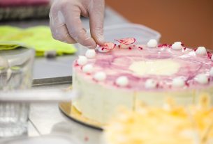 A gyulai Kézműves Cukrászda Bíborfehér fantázianevű édessége Magyarország tortája. Fotó: Magyar Cukrász Ipartestület hivatalos FB