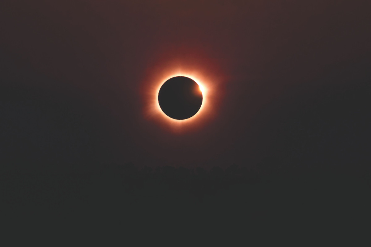 Napfogyatkozás. Égi jelenség. Csillagászat.