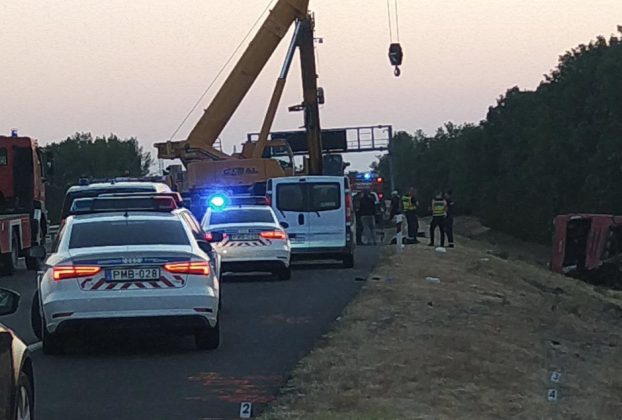 Több halálos áldozata van az M3-as autópályán történt buszbalesetnek