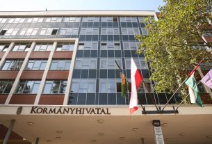 Szeged, oltás, oltás alóli mentesség, megsemmisítés, eltörlés, kormányhivatal, szülők, sajtótájékoztató