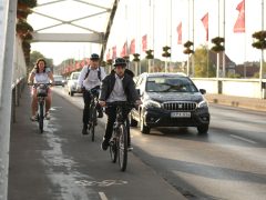 Szeged, szeptember, tanév, iskola, gyerekek, diákok, kerékpár, roller, autó, forgalom, Juhász Gyula iskola, rendőr