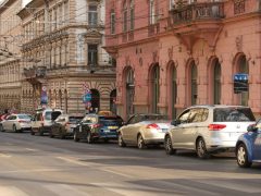 Szeged, szeptember, tanév, iskola, gyerekek, diákok, kerékpár, roller, autó, forgalom, Juhász Gyula iskola, rendőr