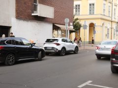 Szeged, parkolás, belváros, szabálytalan parkolás, büntetés, Somogyi utca