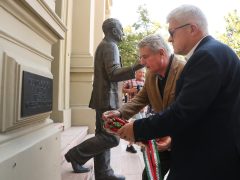 Szeged, Szent-Györgyi Albert, évforduló, Szegedi Tudományegyetem, SZTE, egyetem, megemlékezés, Rektori Hivatal, szobor