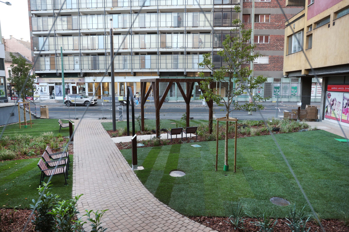 Szeged, elkészült, Károlyi utca, tér, zöld övezet, park