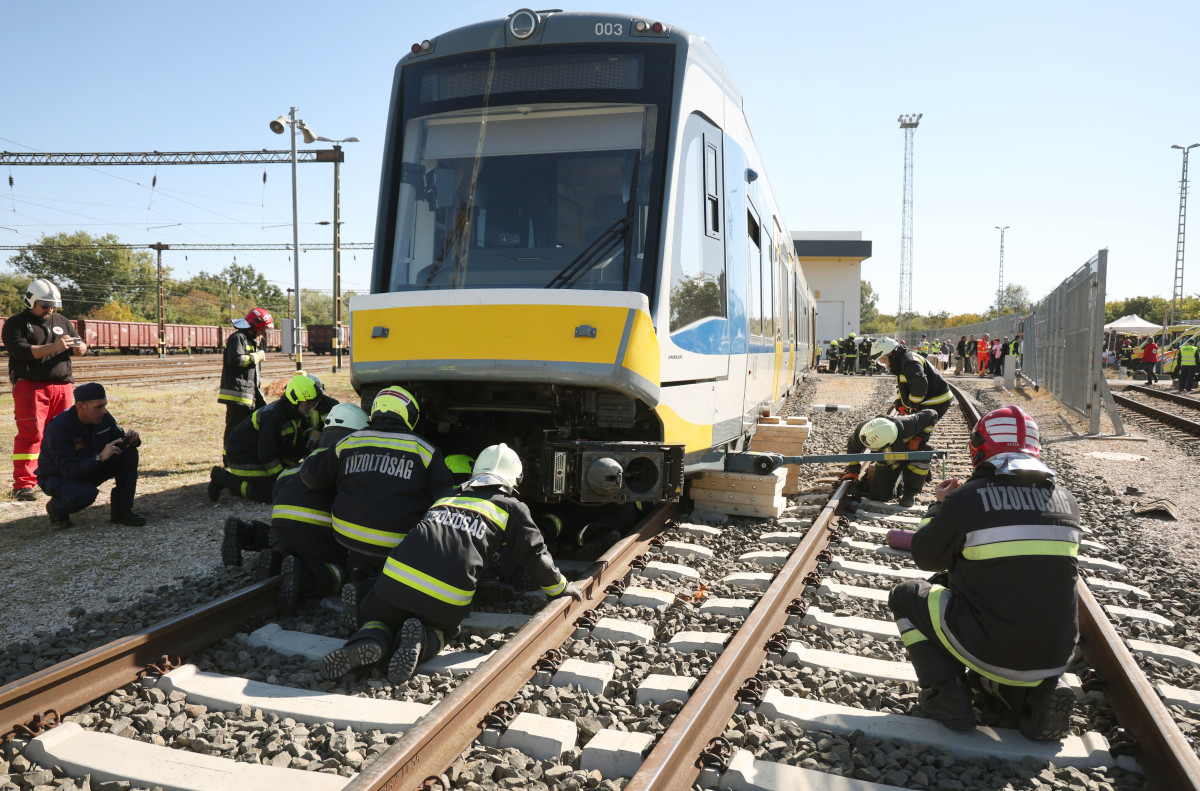 Szeged, Katasztrófavédelem, tűzoltó, mentő, MÁV katasztrófa, bemutató, baleset, szimuláció, gyakorlat