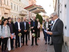 Szeged, emléktábla, avatás, Kárász utca, Klauzál tér, Janikovszky Éva, nagyszülei, Bartos Lipót könyv- és papírkereskedés