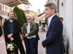 Szeged, emléktábla, avatás, Kárász utca, Klauzál tér, Janikovszky Éva, nagyszülei, Bartos Lipót könyv- és papírkereskedés
