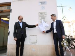 Szeged, emléktábla, avatás, Kárász utca, Klauzál tér, Janikovszky Éva, nagyszülei, Bartos Lipót könyv- és papírkereskedés