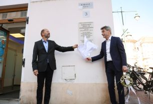 Szeged, emléktábla, avatás, Kárász utca, Klauzál tér, Janikovszky Éva, nagyszülei, Bartos Lipót könyv- és papírkereskedés