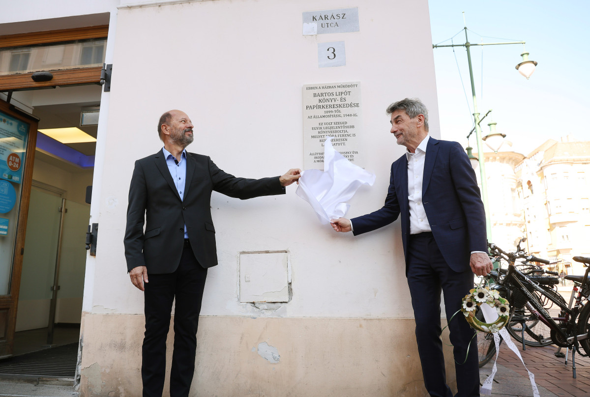 Szeged, emléktábla, avatás, Kárász utca, Klauzál tér, Janikovszky Éva, nagyszülei, Bartos Lipót könyv- és papírkereskedés