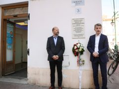 Szeged, emléktábla, avatás, Kárász utca, Klauzál tér, Janikovszky Éva, nagyszülei, Bartos Lipót könyv- és papírkereskedés
