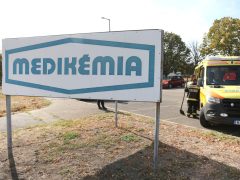 Szeged, kigyulladt, tűz, füst, Medikémia Zrt., üzem, vegyi üzem, Medikémia, tűzoltó, mentő, mentőhelikopter