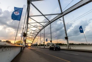 OTP Bank-PICK Szeged. Belvárosi Híd. Zászló. Fotó: Sólya Eliza