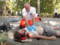 Szeged, Országos Mentőszolgálat, Szegedi Rendőrkapitányság, Nemzeti Szakértői és Kutató Központ, SZTE Igazságügyi Orvostani Intézete, baleset, szimuláció, gyakorlat, liget, mentő, ellátás
