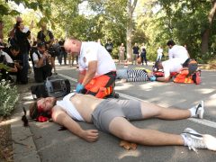 Szeged, Országos Mentőszolgálat, Szegedi Rendőrkapitányság, Nemzeti Szakértői és Kutató Központ, SZTE Igazságügyi Orvostani Intézete, baleset, szimuláció, gyakorlat, liget, mentő, ellátás