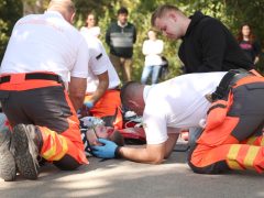 Szeged, Országos Mentőszolgálat, Szegedi Rendőrkapitányság, Nemzeti Szakértői és Kutató Központ, SZTE Igazságügyi Orvostani Intézete, baleset, szimuláció, gyakorlat, liget, mentő, ellátás