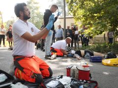 Szeged, Országos Mentőszolgálat, Szegedi Rendőrkapitányság, Nemzeti Szakértői és Kutató Központ, SZTE Igazságügyi Orvostani Intézete, baleset, szimuláció, gyakorlat, liget, mentő, ellátás
