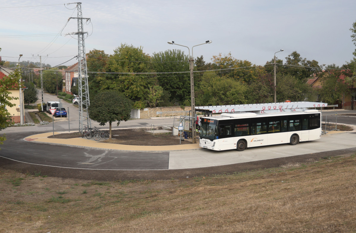 Szeged, befejeződött, Csatár utca, buszforduló, felújítás
