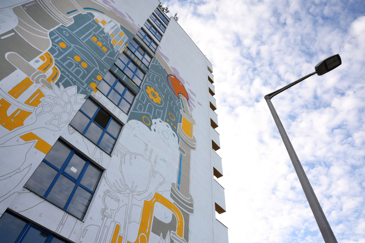 Szeged, az Olajbányász tér, tízemeles, épület, graffiti