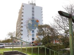 Szeged, az Olajbányász tér, tízemeles, épület, graffiti