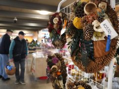 Szeged, koszorú, virág, mécses, Mars téri piac, piac, mindenszentek