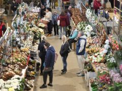 Szeged, koszorú, virág, mécses, Mars téri piac, piac, mindenszentek