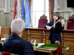 Szeged, díszdiploma, pályakezdő pedagógusok, pedagógusok, köszöntés, városháza