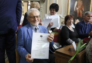 Szeged, díszdiploma, pályakezdő pedagógusok, pedagógusok, köszöntés, városháza